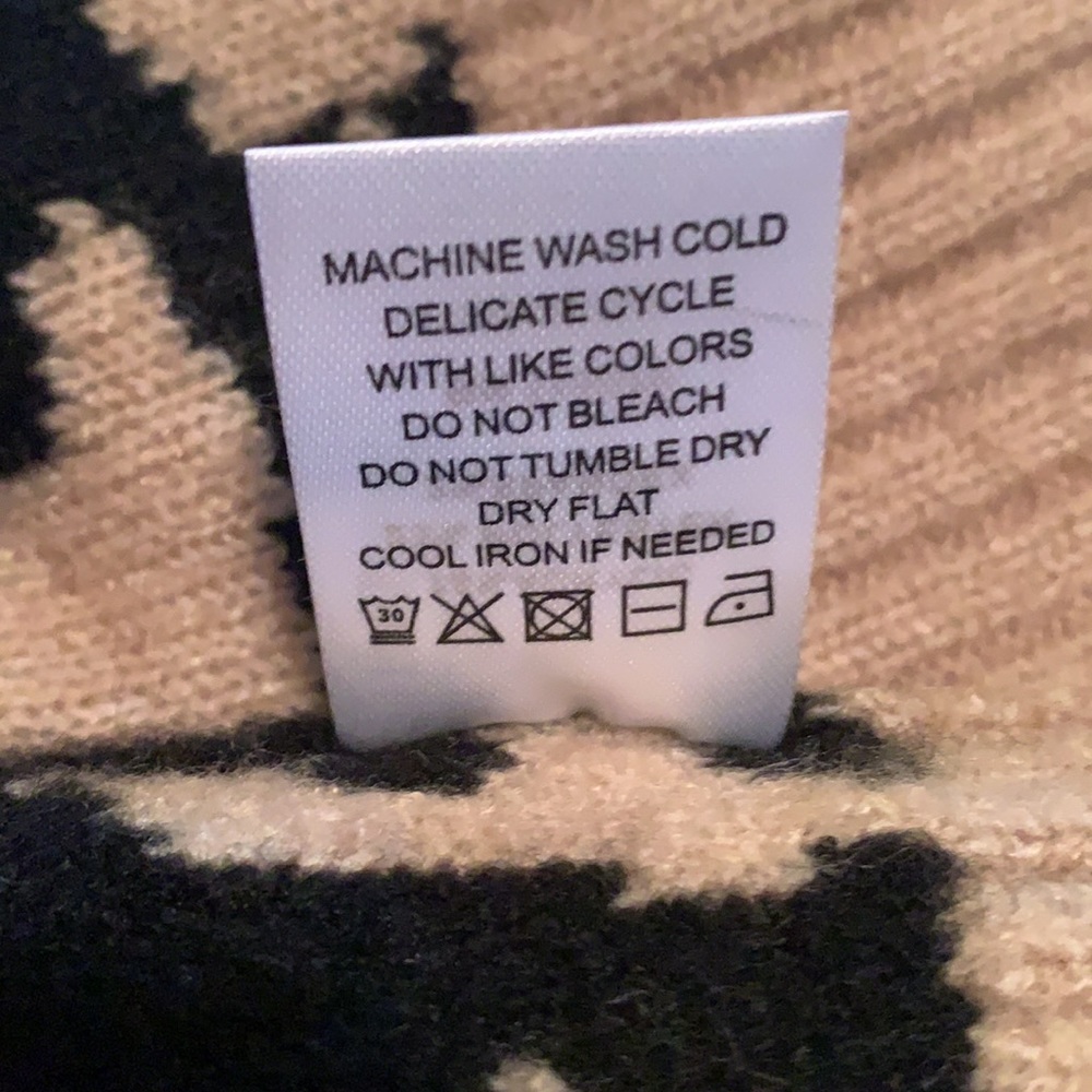 Wrap this Sweater around you for those Cold Winter Days. - Picture 14 of 15